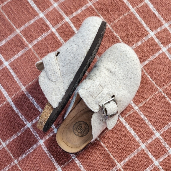 So, comfy slip ins, women's size 5, polyester and wool blend. EUC - Picture 2 of 6